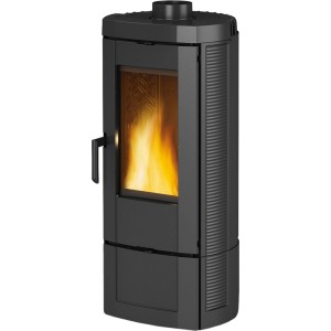La Nordica Kaminofen Candy, Gusseisen, 7,2 kW, EEK A+, mit brennendem Feuer im Brennraum.