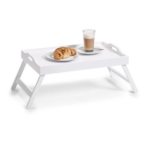 Weißes Zeller Betttablett mit Croissant und Latte Macchiato. Praktischer Küchenhelfer für entspanntes Frühstück.