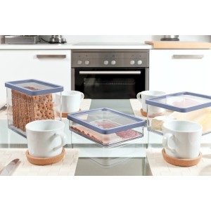 Transparente Rotho Vorratsdosen Loft Premium, rechteckig, mit blauem Deckel und verschiedenen Lebensmitteln.