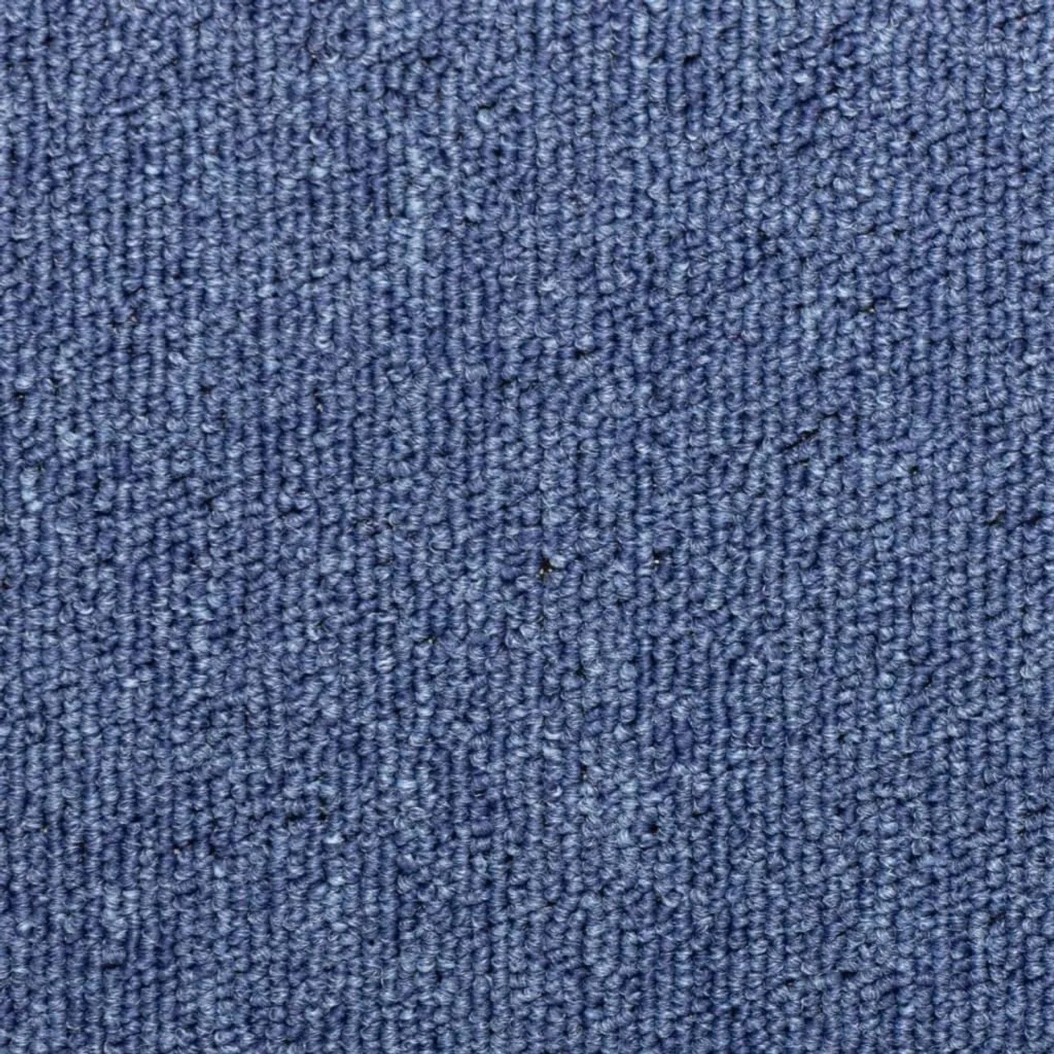 Nahaufnahme einer blauen, getufteten Stufenmatte aus Polypropylen-Stoff. Zeigt die feine Textur des Materials.