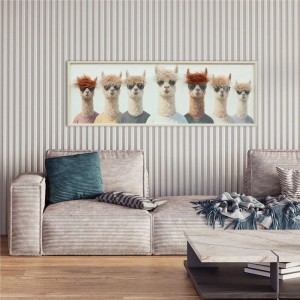 Leinwandbild Art Universe mit 7 Alpakas in Sonnenbrillen und T-Shirts. Modernes Tiermotiv, Querformat.