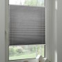 Graues Schöner Wohnen Plissee Milla, 60x130 cm, am Fenster montiert.