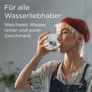 Frau trinkt gefiltertes Wasser aus Glas. Brita Maxtra Pro Kartuschen für reines Wasser.