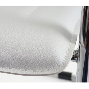 Detailaufnahme: Weißer MCW Esszimmerstuhl Perm mit Chromgestell, Teil eines 6er-Sets.