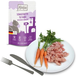 Mjamjam Katzen-Nassfutter Truthahn mit Möhrchen, servierfertig auf einem Teller.