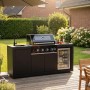 Buschbeck Outdoorküche Liverpool Schwarz mit Grill, Spüle und Kühlschrank im Garten.