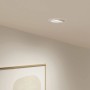 Weißer Philips Smart GU10 Einbauspot in Decke, beleuchtet Wand mit Bild. Schwenkbares LED-Leuchtmittel für gezieltes Licht.