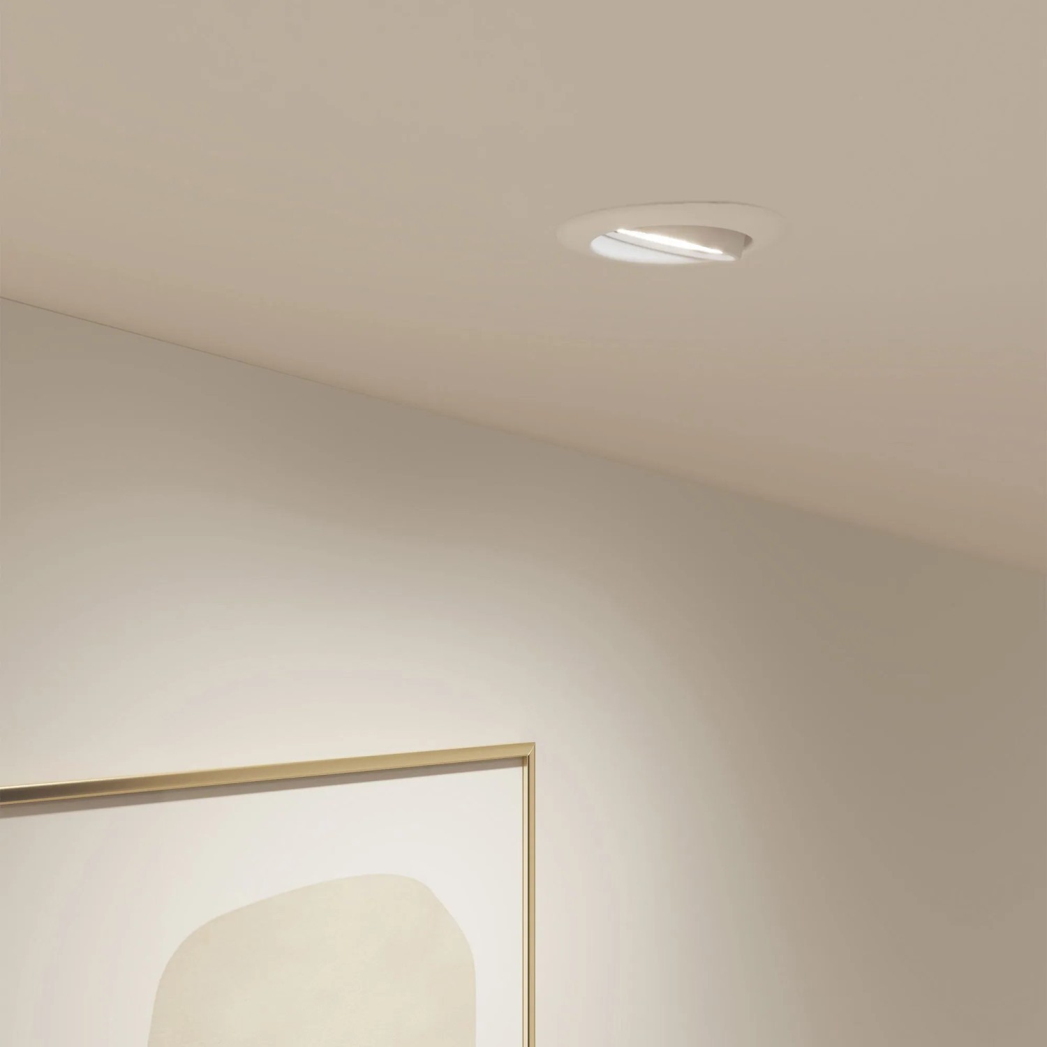 Weißer Philips Smart GU10 Einbauspot in Decke, beleuchtet Wand mit Bild. Schwenkbares LED-Leuchtmittel für gezieltes Licht.