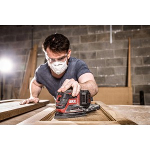 Mann schleift Holz mit dem Skil Akku-Multischleifer 3720CD. Kompakte Schleifmaschine für präzises Arbeiten.