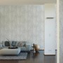 Helle Wohnraum-Szene mit A.S. Creation Vliestapete Elegance Äste Weiß.