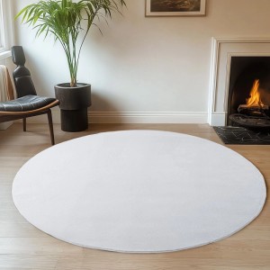 Weißer, runder Ayyildiz Kurzflorteppich Joy (Ø 80 cm) im Wohnzimmer.