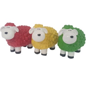 Drei bunte Deko-Schafe (rot, gelb, grün) als Gartendekoration, je 15 cm groß.