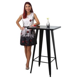 Schwarzer Metall Stehtisch A73 mit quadratischer Platte und Fußstütze, daneben eine Frau. Ideal für Bar & Events.