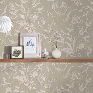 Beige-graue Vliestapete mit floralem Barock-Muster für Wohn- und Esszimmer.