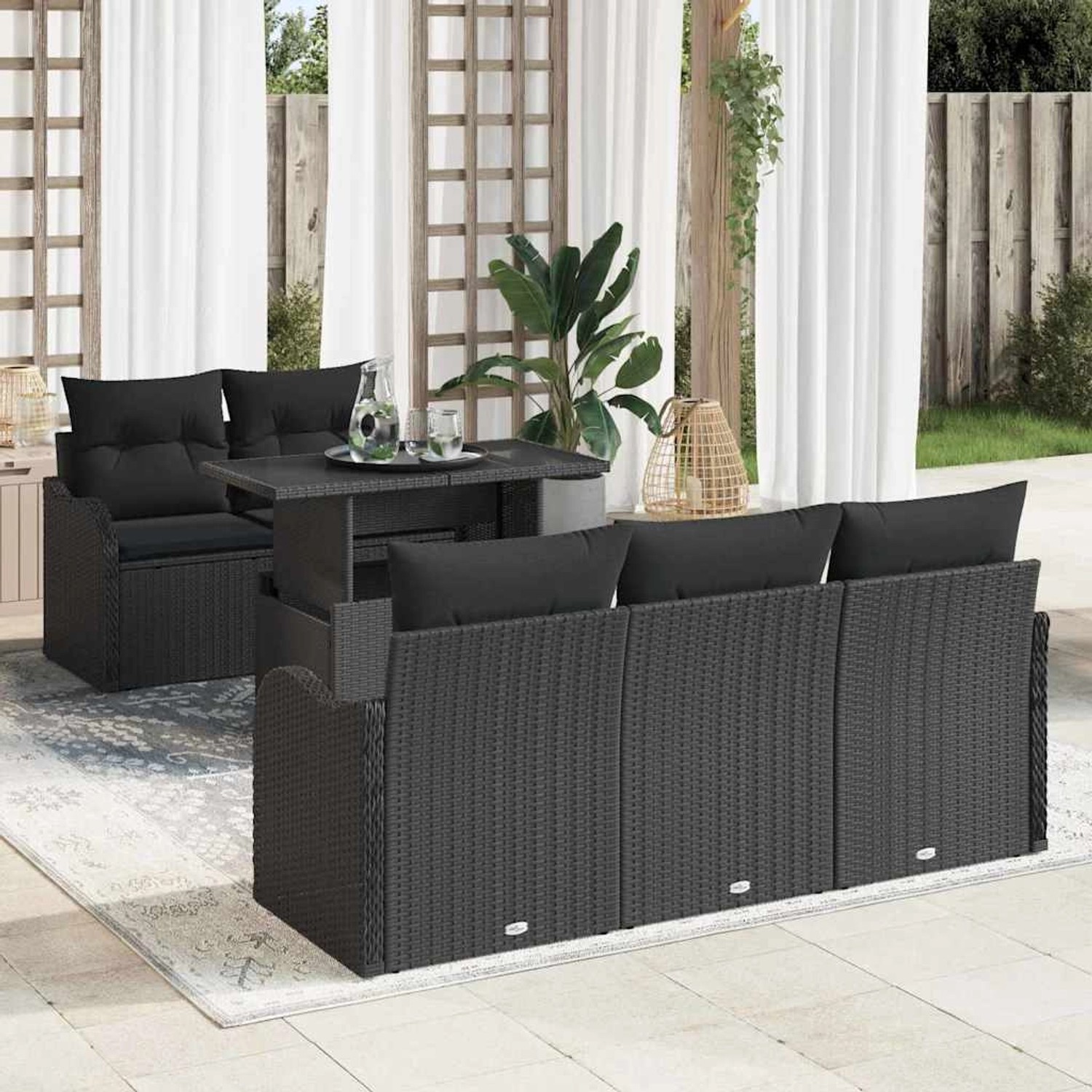 Schwarzes 6-tlg. Garten-Sofa-Set aus Poly Rattan mit Tisch und Kissen.