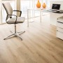 Kaindl Laminat Masterfloor Aqualine Eiche Evoke Classic, verlegt in hellem Büro mit Büromöbeln.