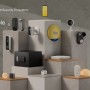 Yale Smart Home Sicherheitssystem mit Überwachungskamera und Zubehör auf Podesten.