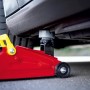 Gummiauflage auf Wagenheber unter Auto, Ø 65mm, für Wartung und Reparatur.