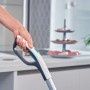 Leifheit Akku-Saugwischer Regulus Aqua PowerVac in Anwendung, Hand am Griff.