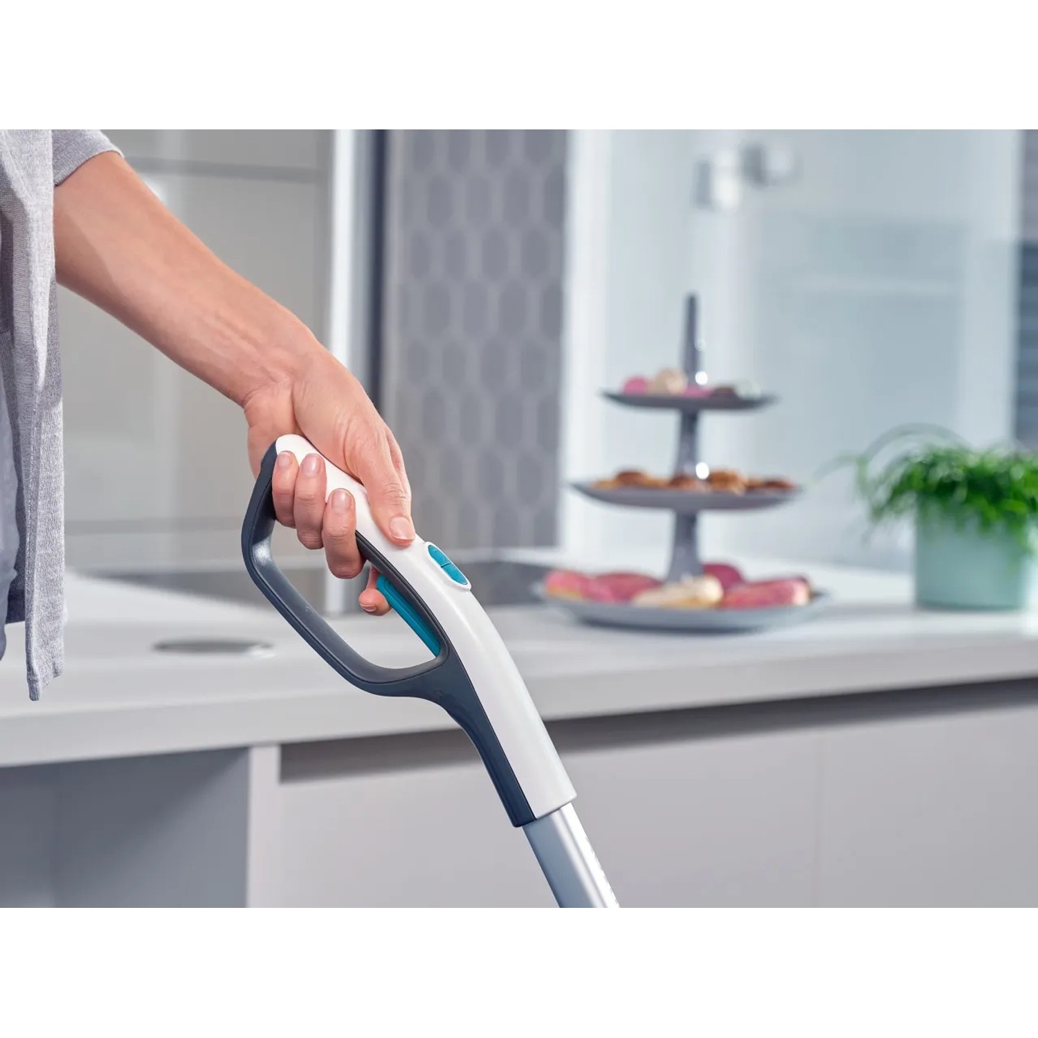 Leifheit Akku-Saugwischer Regulus Aqua PowerVac in Anwendung, Hand am Griff.