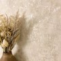 Beige Vliestapete Kehda in Betonoptik mit Trockenblumen in Vase. Moderne Dekorative Tapete.