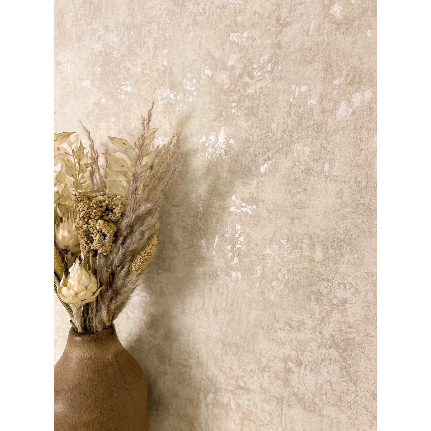 Beige Vliestapete Kehda in Betonoptik mit Trockenblumen in Vase. Moderne Dekorative Tapete.