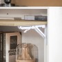 SoBuy Klapptisch mit Schrank: Detail des weißen Klappmechanismus und der naturfarbenen Tischplatte für den Bürobereich.