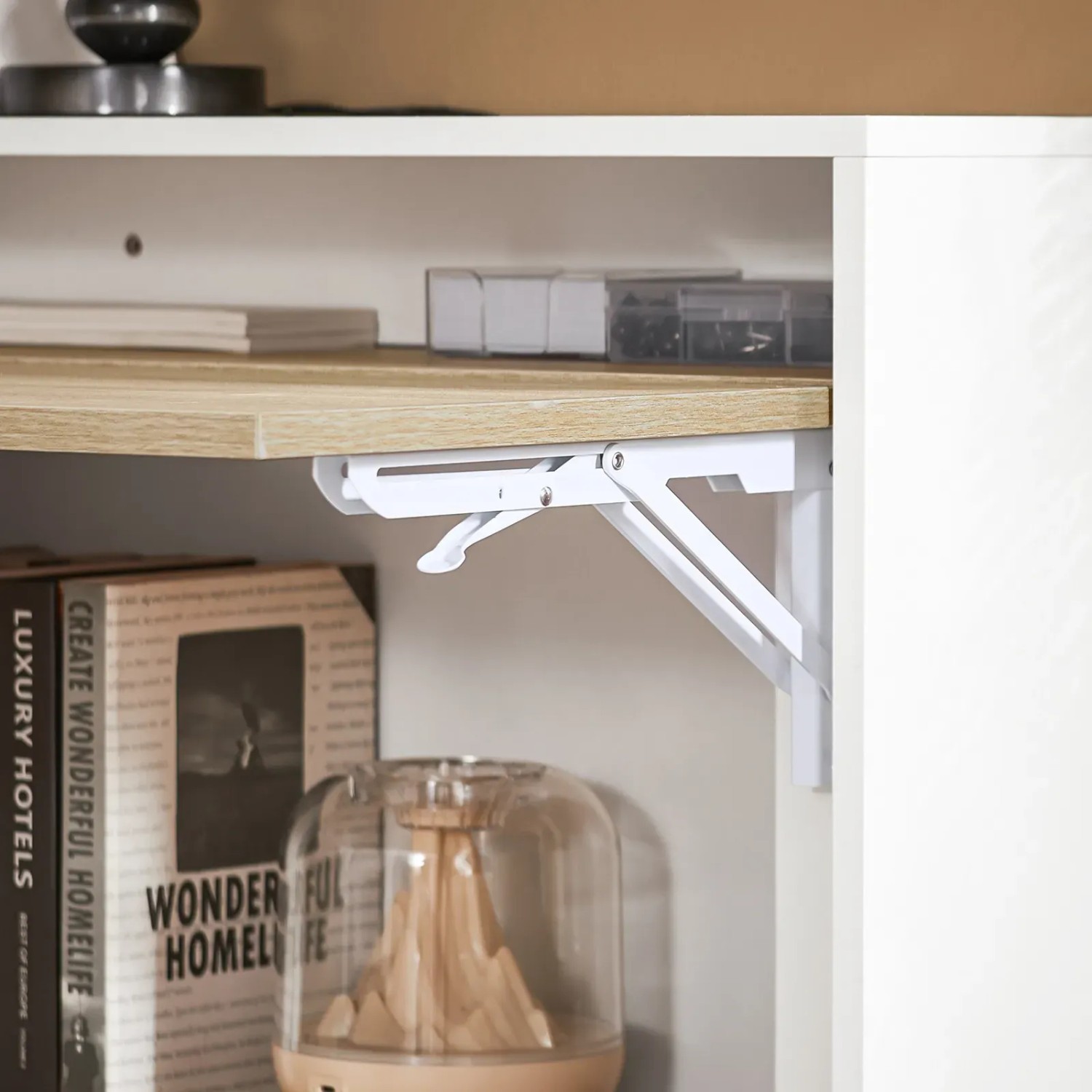 SoBuy Klapptisch mit Schrank: Detail des weißen Klappmechanismus und der naturfarbenen Tischplatte für den Bürobereich.