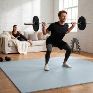 Mann trainiert auf graublauer, modularer eyepower Fitnessmatte. Robuste Bodenschutzmatte aus EVA-Schaum für Home Gym.