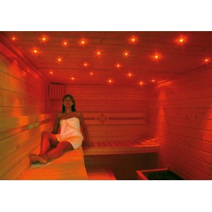 Frau entspannt in Sauna mit Weka Farbvisionen-Set A (LEDs in Rot).