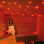 Frau entspannt in Sauna mit Weka Farbvisionen-Set A (LEDs in Rot).