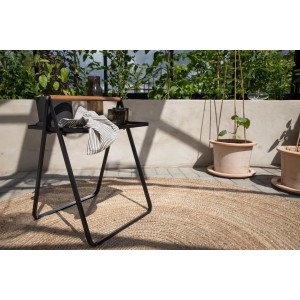 Schwarzer ebuy24 Clarin Beistelltisch aus Metall mit Ablage im Garten.