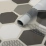d-c-fix statische Klebefolie Wido, 45x150cm, mit modernem Hexagon-Muster in Grau- und Weißtönen.