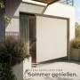 Beige Senkrechtmarkise auf Terrasse, schützt vor Sonne und Blicken. Ideal für Balkon und Garten.