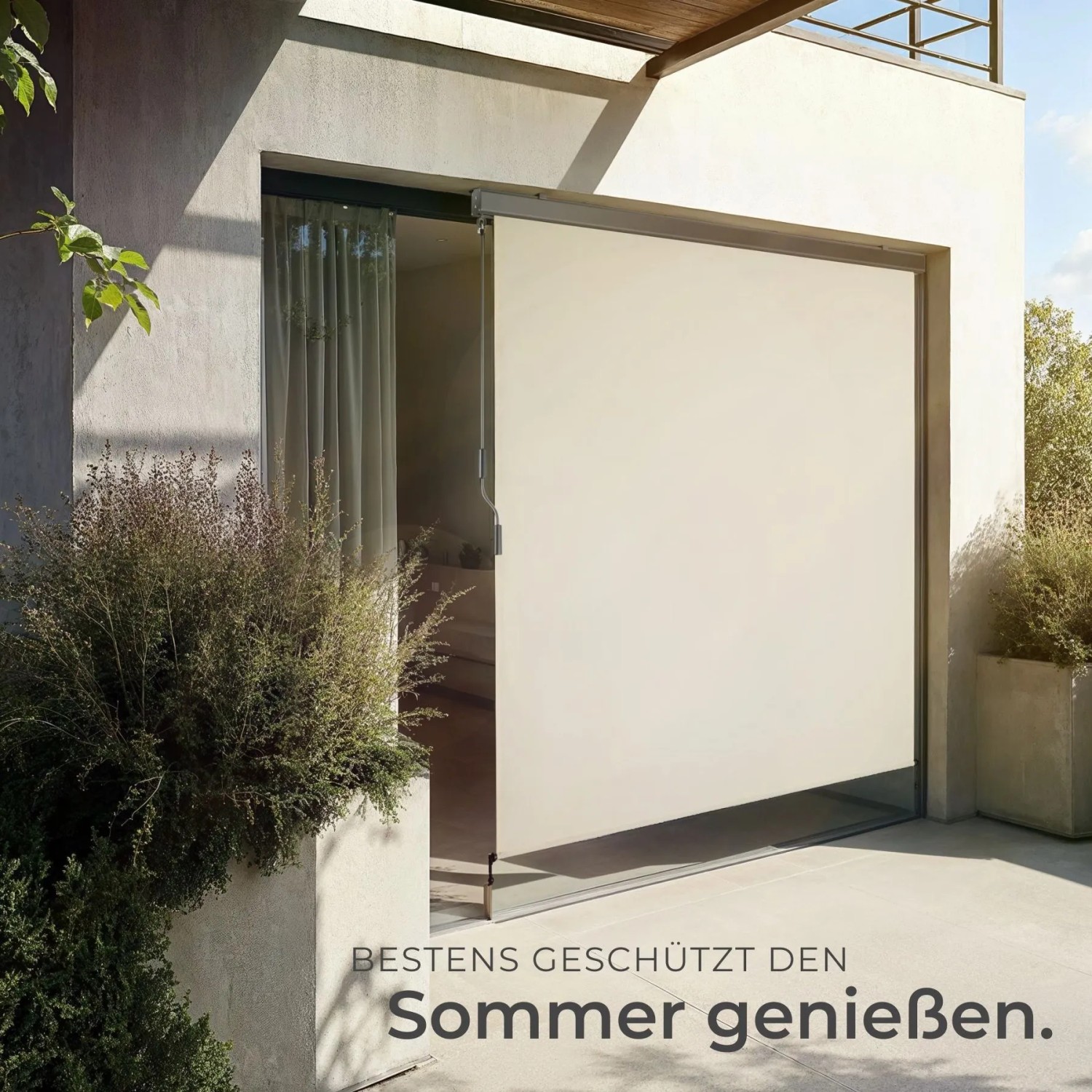 Beige Senkrechtmarkise auf Terrasse, schützt vor Sonne und Blicken. Ideal für Balkon und Garten.