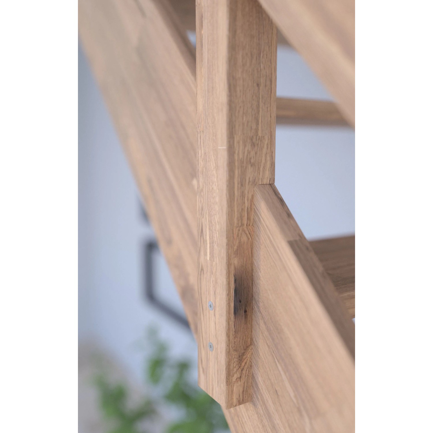 Detailaufnahme: StarWood Treppe Rhodos Eiche, gewendelt, mit Holz-Edelstahl-Geländer.