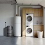 Zendure SolarFlow 2400 Pro Balkonkraftwerk mit Speicher im Hauswirtschaftsraum neben Waschmaschine und Auto.