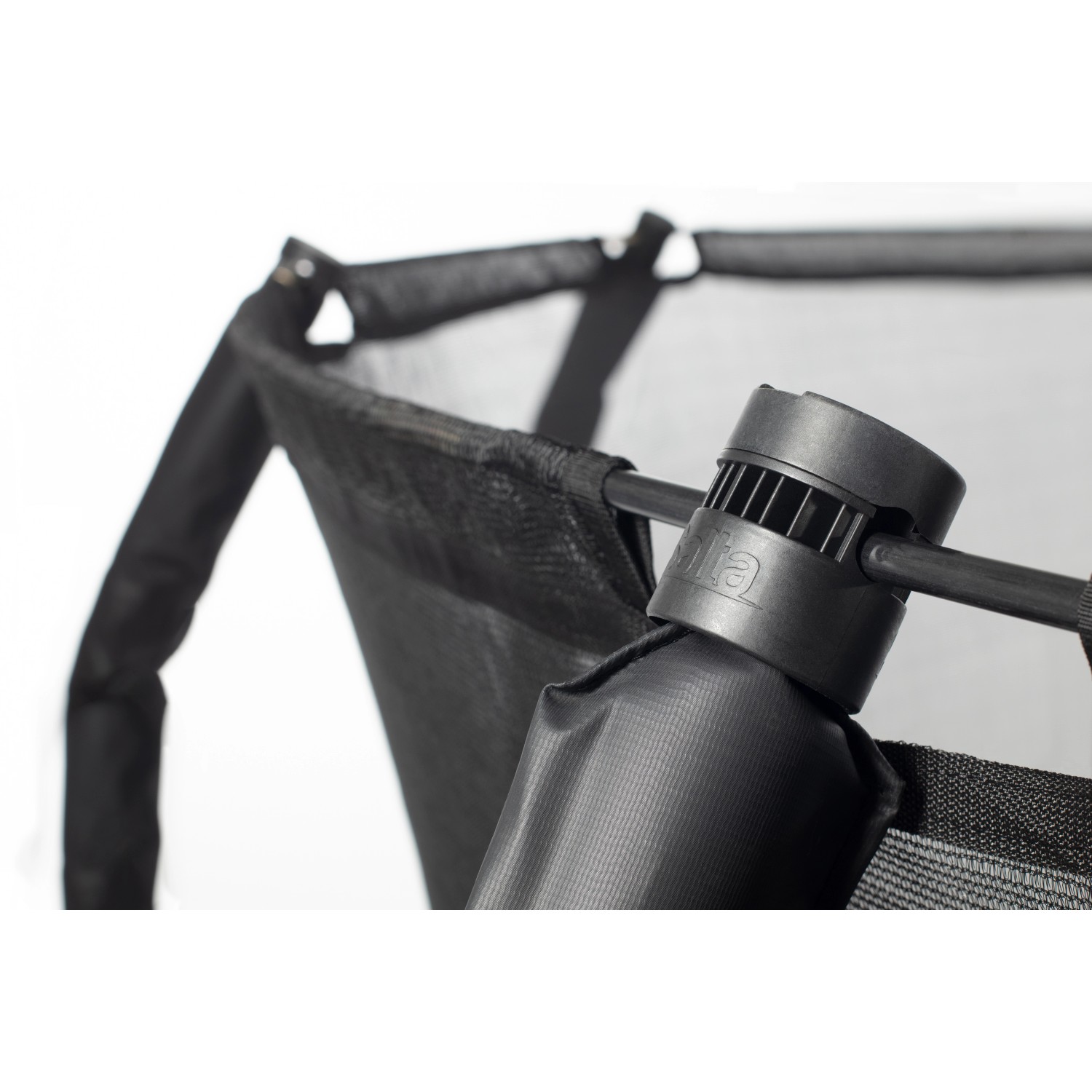 Detailaufnahme des Sicherheitsnetzes vom schwarzen Salta Trampolin First Class 305 cm.