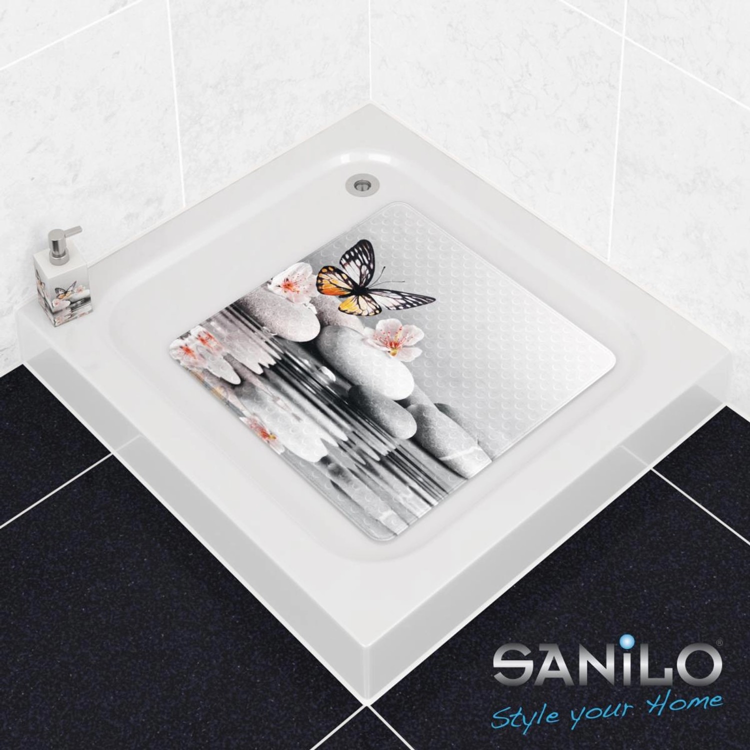 SANILO Badematte Vanesa mit Schmetterling und Steine Design in einer Dusche.