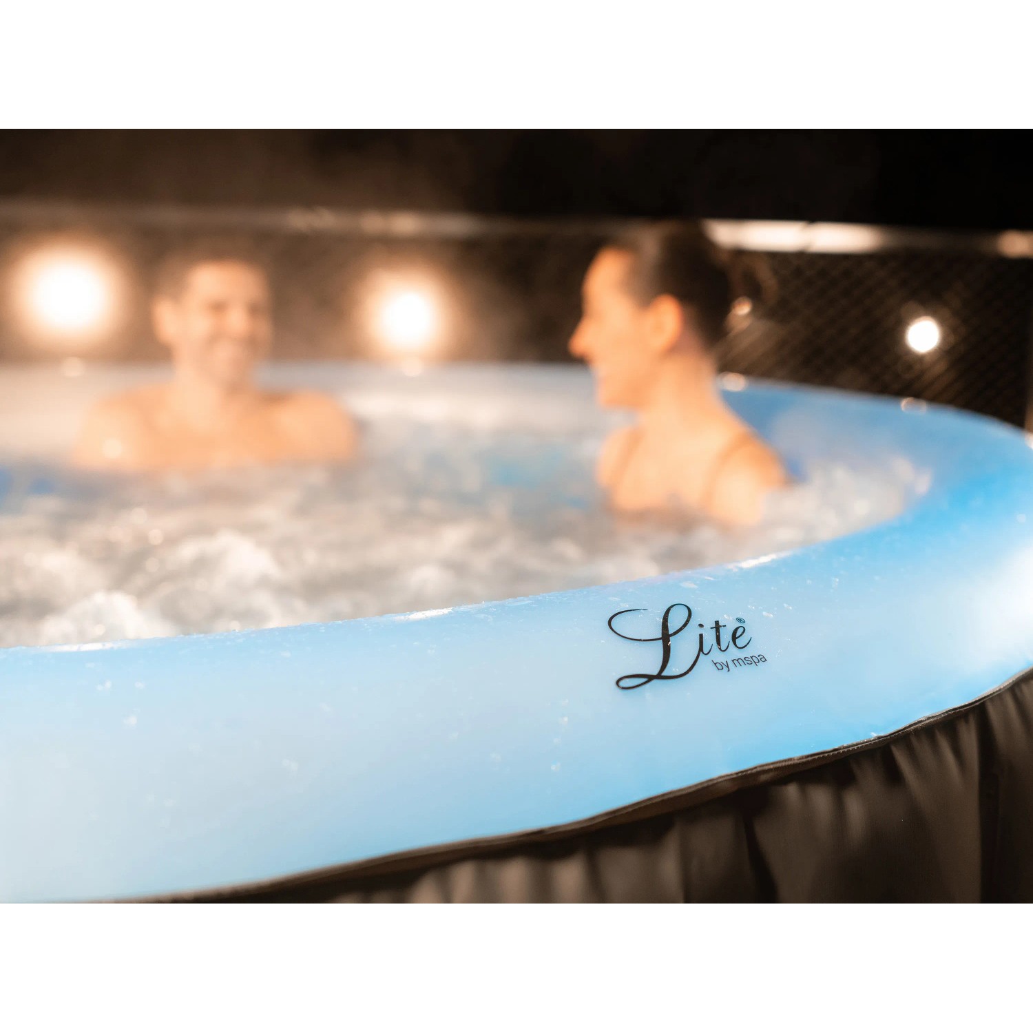 MSpa Lite Glow AirJet aufblasbarer Whirlpool mit LED-Beleuchtung und zwei Personen im Wasser.