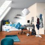 Verlegtes Laminat Comfort Pinie Mokka Dunkel 7 mm im Kinderzimmer mit Bett und Schreibtisch.
