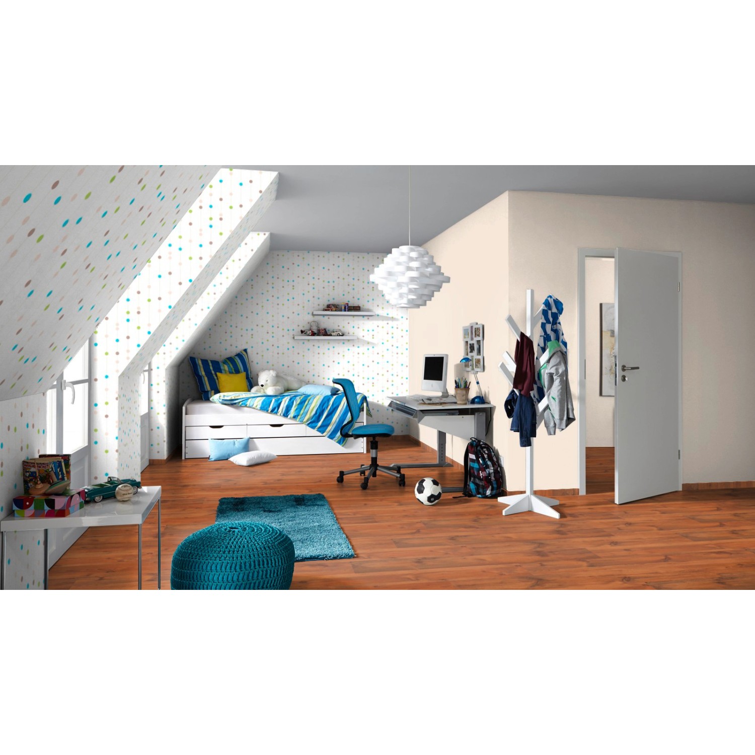 Verlegtes Laminat Comfort Pinie Mokka Dunkel 7 mm im Kinderzimmer mit Bett und Schreibtisch.