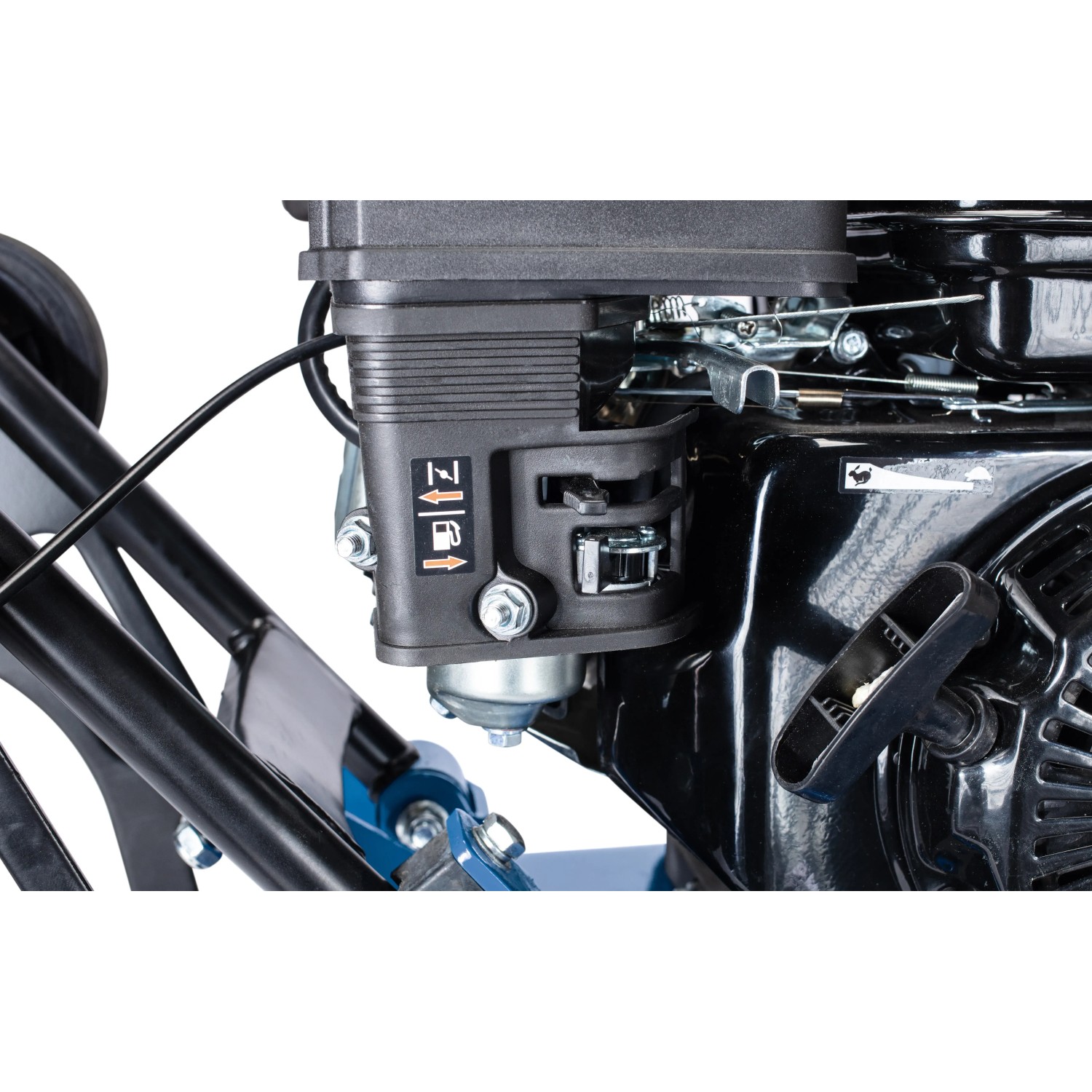 Detailaufnahme des Motors der Scheppach HP1400S Rüttelplatte. Baumaschine mit Benzintank und Bedienelementen.
