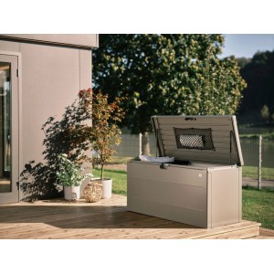 Biohort StyleBox 140 Quarzgrau-Metallic, offener Deckel mit Gasdruckfeder, auf Holzterrasse. Regenwasserdichte Universalbox.