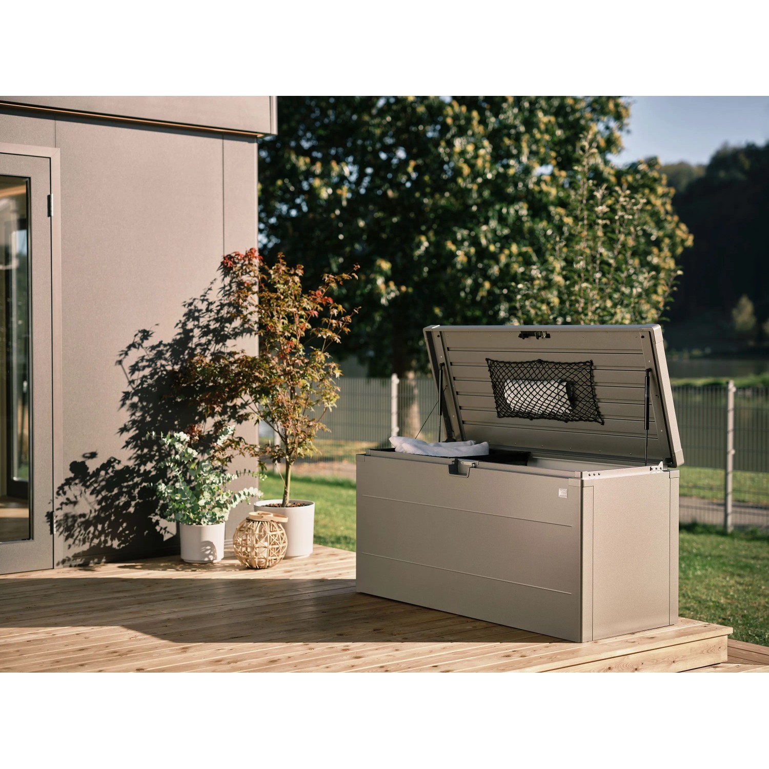 Biohort StyleBox 140 Quarzgrau-Metallic, offener Deckel mit Gasdruckfeder, auf Holzterrasse. Regenwasserdichte Universalbox.