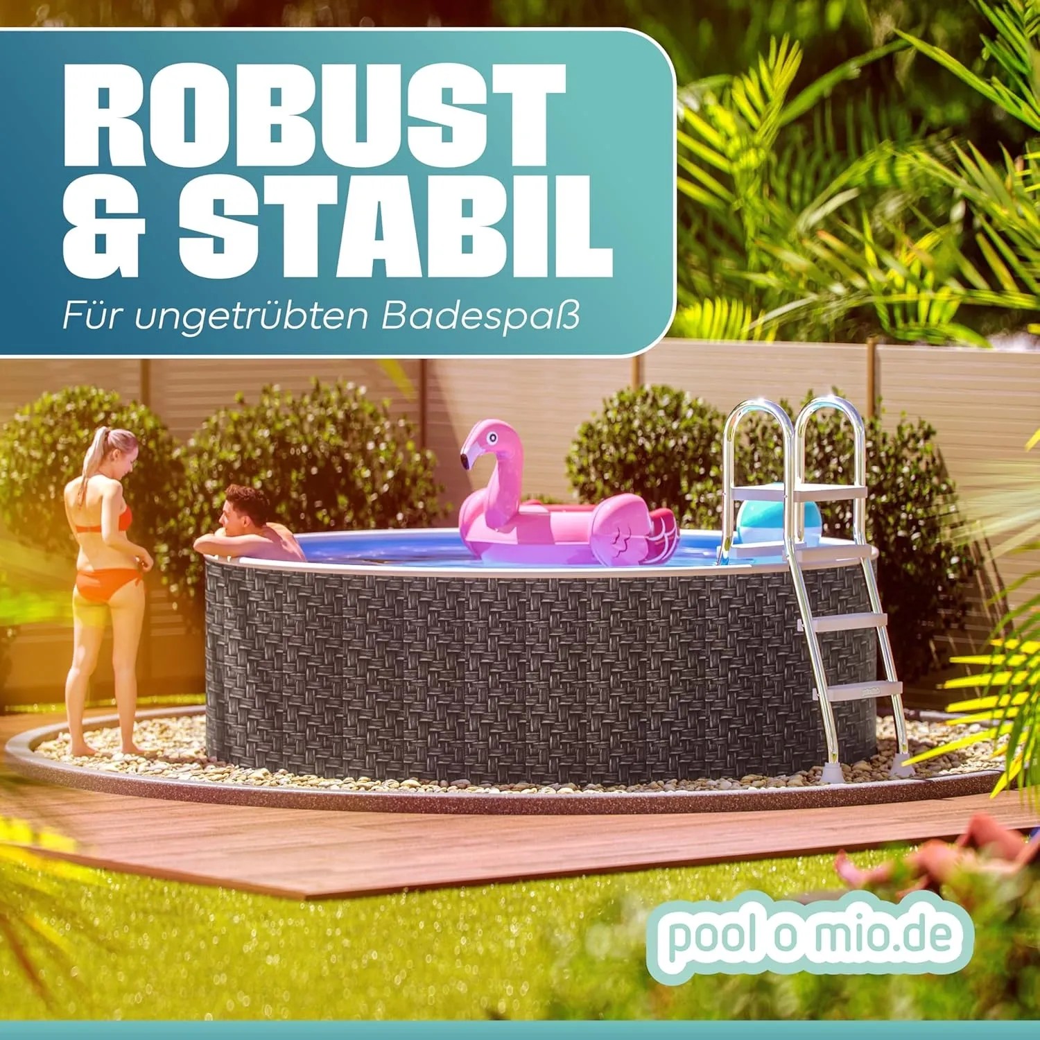 Runder Poolomio Stahlwandpool in Rattanoptik mit Leiter, Skimmer und pinkem Flamingo im Garten.