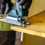 Bosch Stichsäge schneidet Holz mit Expert Multi Material Sägeblatt T367 XHM.