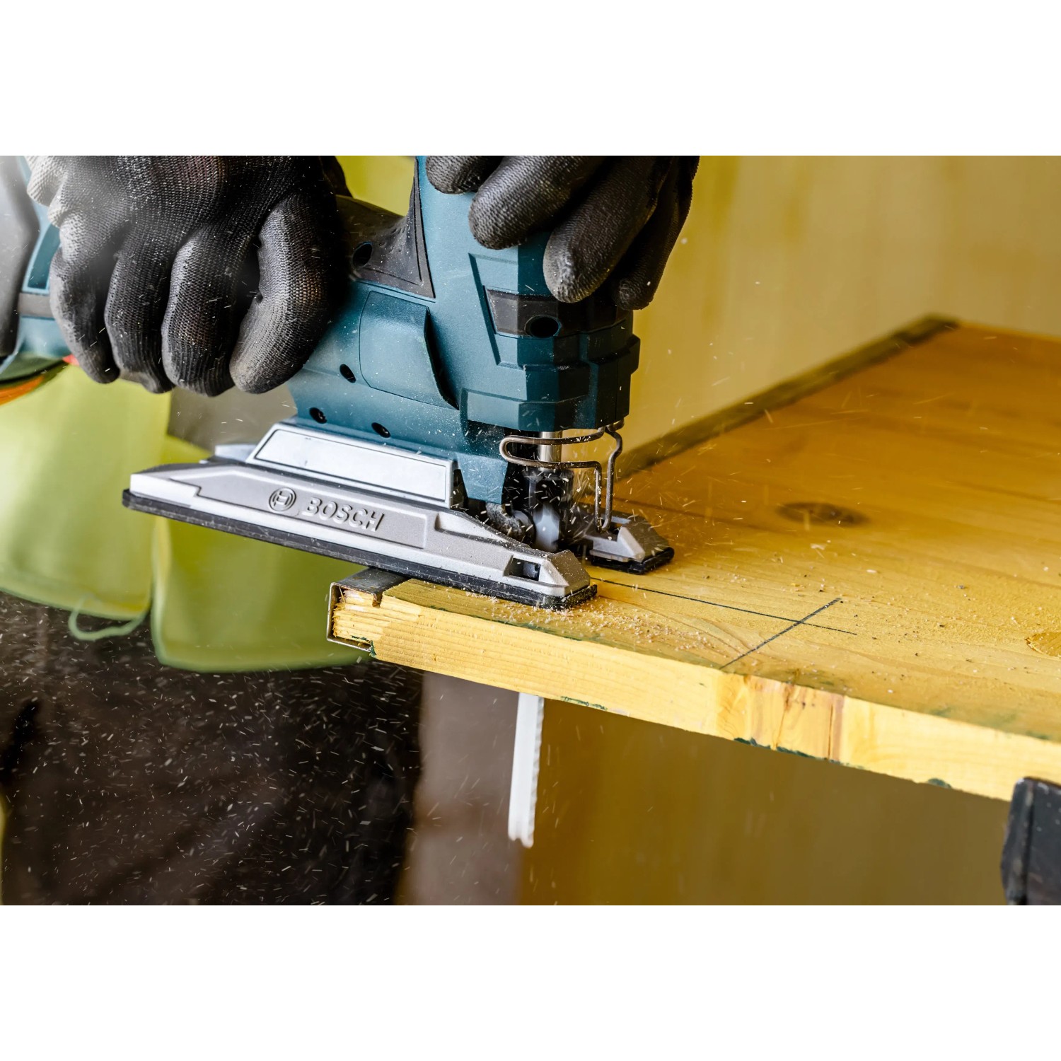Bosch Stichsäge schneidet Holz mit Expert Multi Material Sägeblatt T367 XHM.