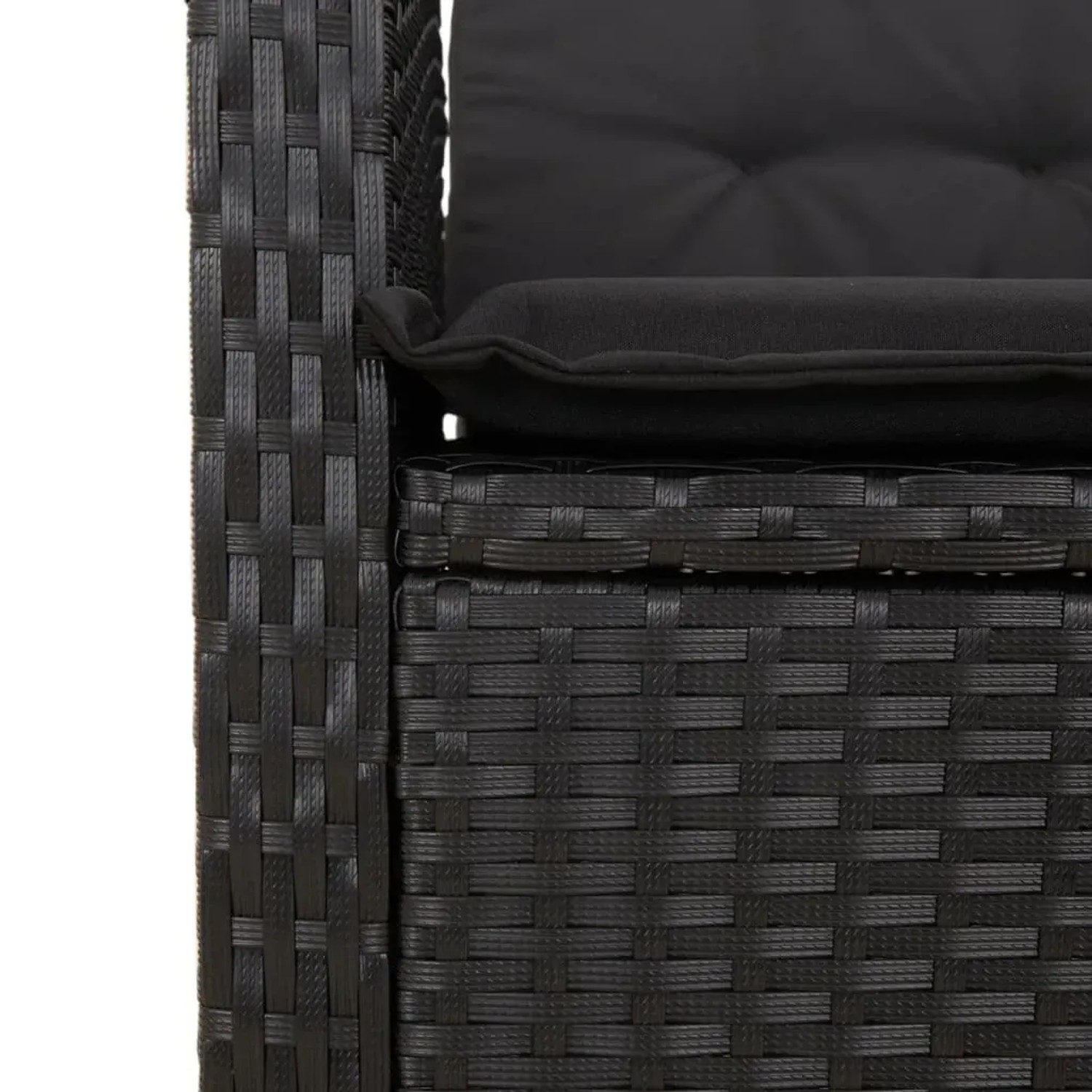 Detailaufnahme: Schwarzer vidaXL Gartensessel aus Polyrattan mit Kissen.