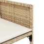 Detailansicht: Beige Garten-Essgruppe aus Rattan mit cremeweißen Kissen.